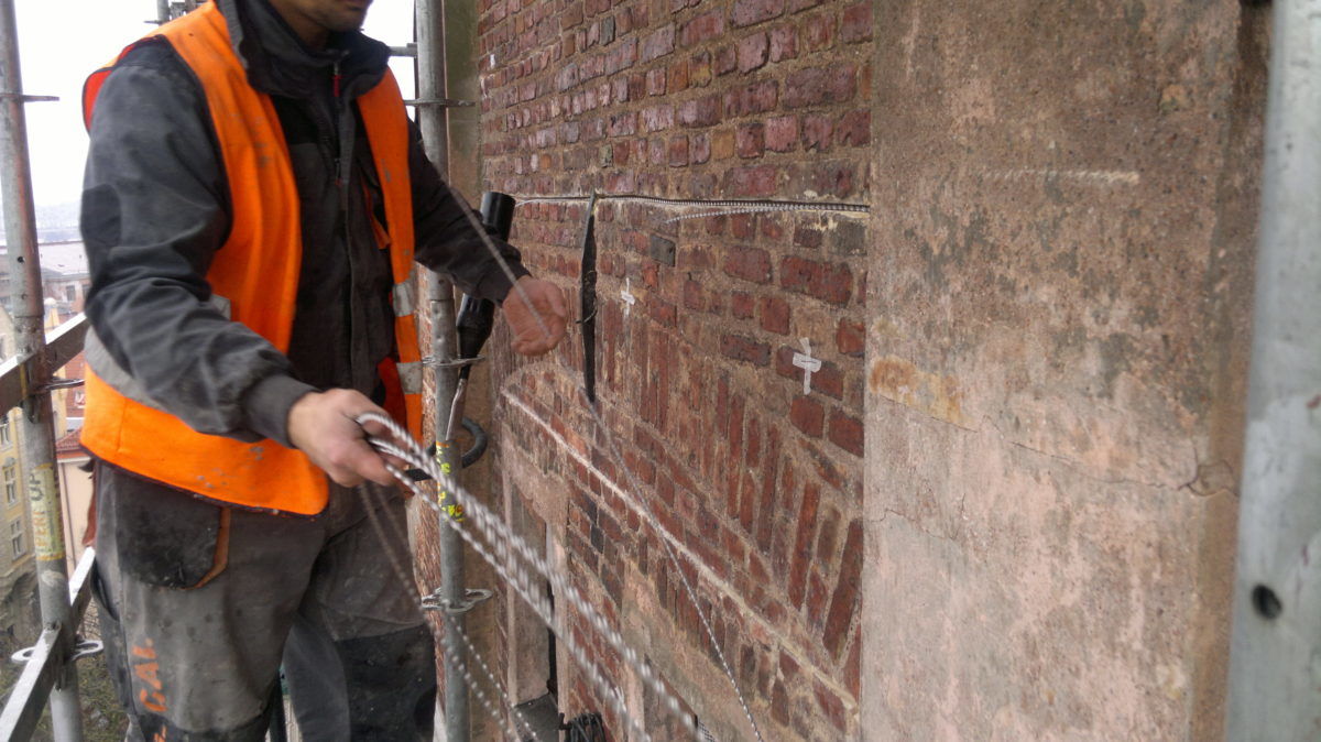 Процес робіт по зміцненню несучої стіни від тріщин в історичній будівлі системою Statical